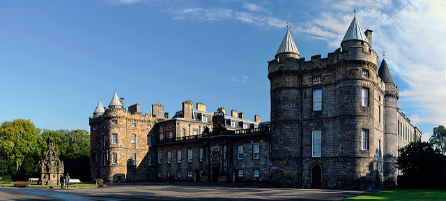 Palácio de Holyroodhouse, em Edimburgo | foto: stu smith para Flickr (CC)
