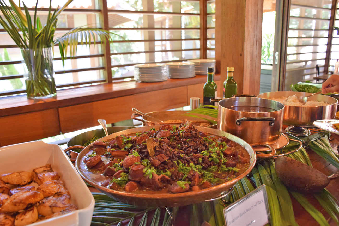 Feijoada no buffet de almoço do Cristalino Lodge, Amazônia