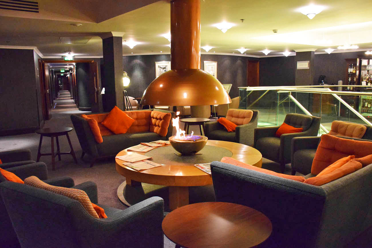 The Snug - lounge super aconchegante com lareira no The Glasshouse Hotel, Edimburgo