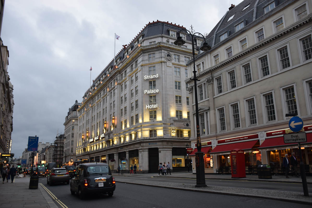 A avenida Strand, onde fica o Strand Palace Hotel, em Londres