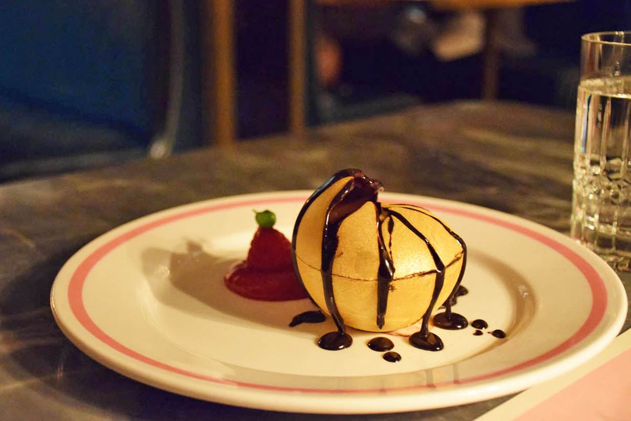 Sobremesa Chocolate Glory, já destruída para ser atacada! | Restaurante Bob Bob Ricard - Londres