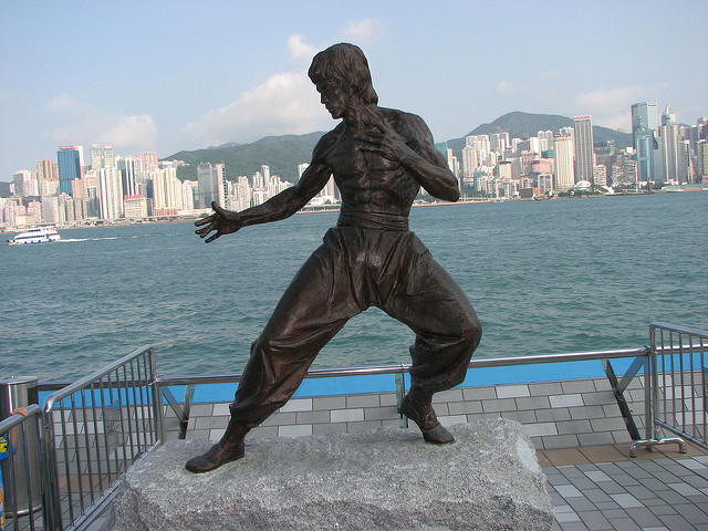 Estátua de Bruce Lee na Avenue of Stars, em Hong Kong | foto: PROIan Muttoo para Flickr (CC)