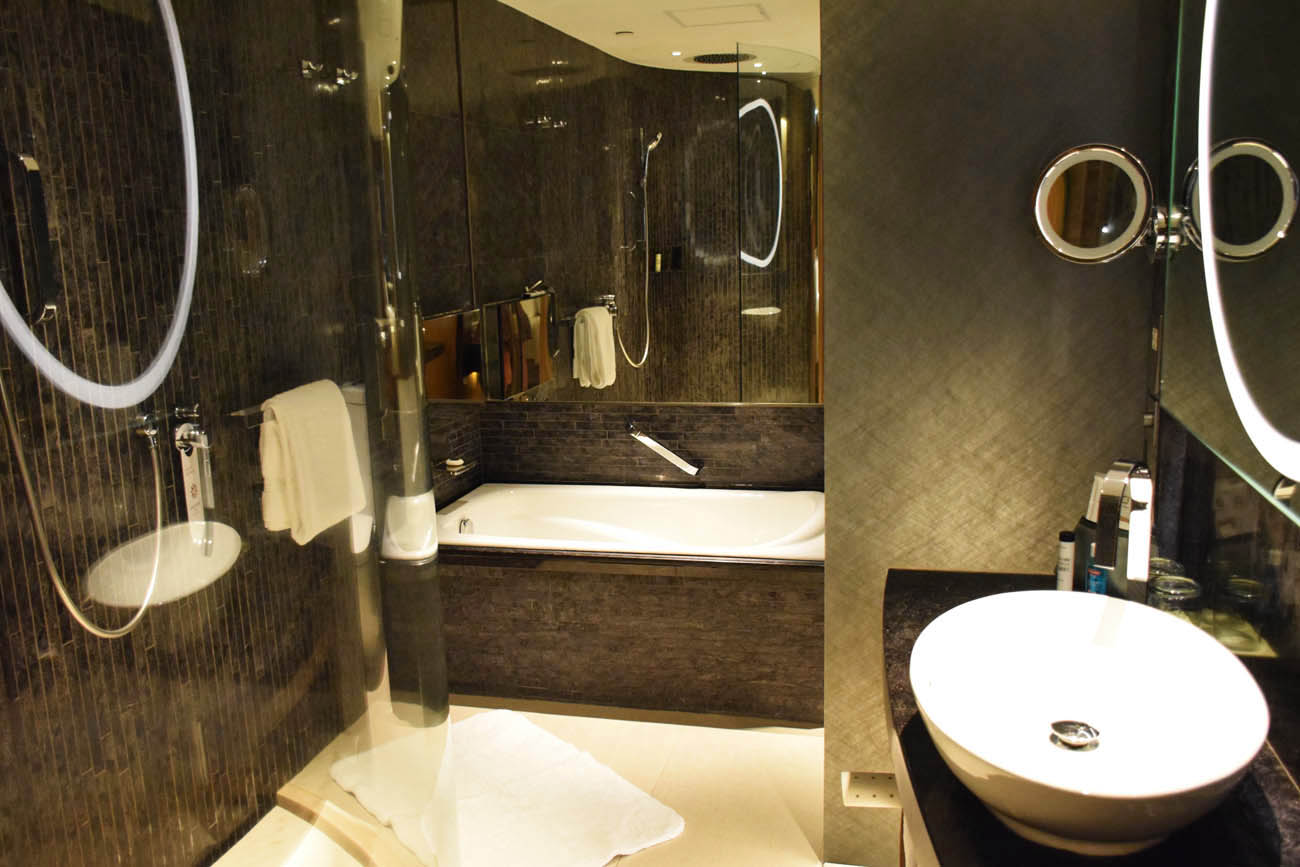 Banheiro lindo e ultra moderno - Hotel ICON Hong Kong