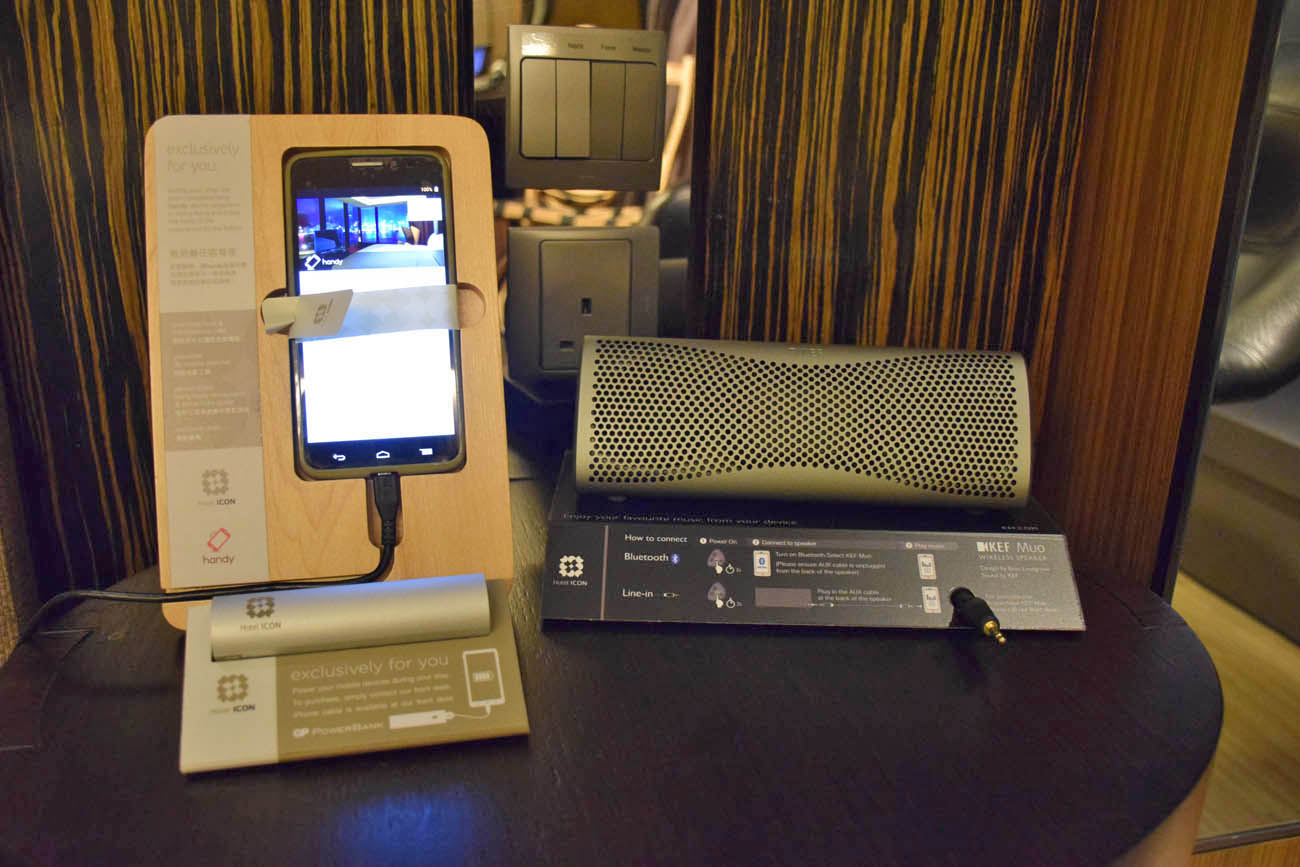 Smartphone com dados para hóspedes e caixinha de som bluetooth - Hotel ICON Hong Kong