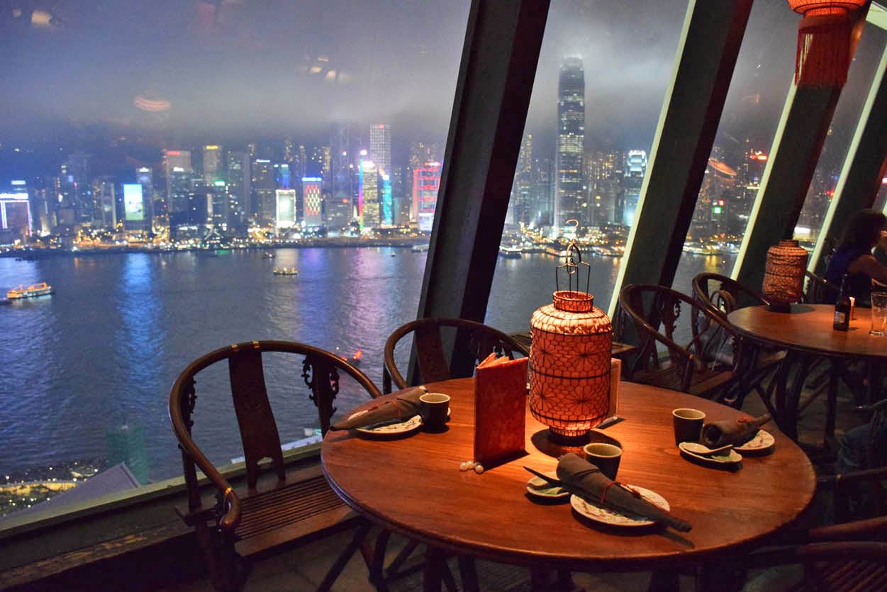 Restaurante Hutong, com vista para o skyline de Hong Kong