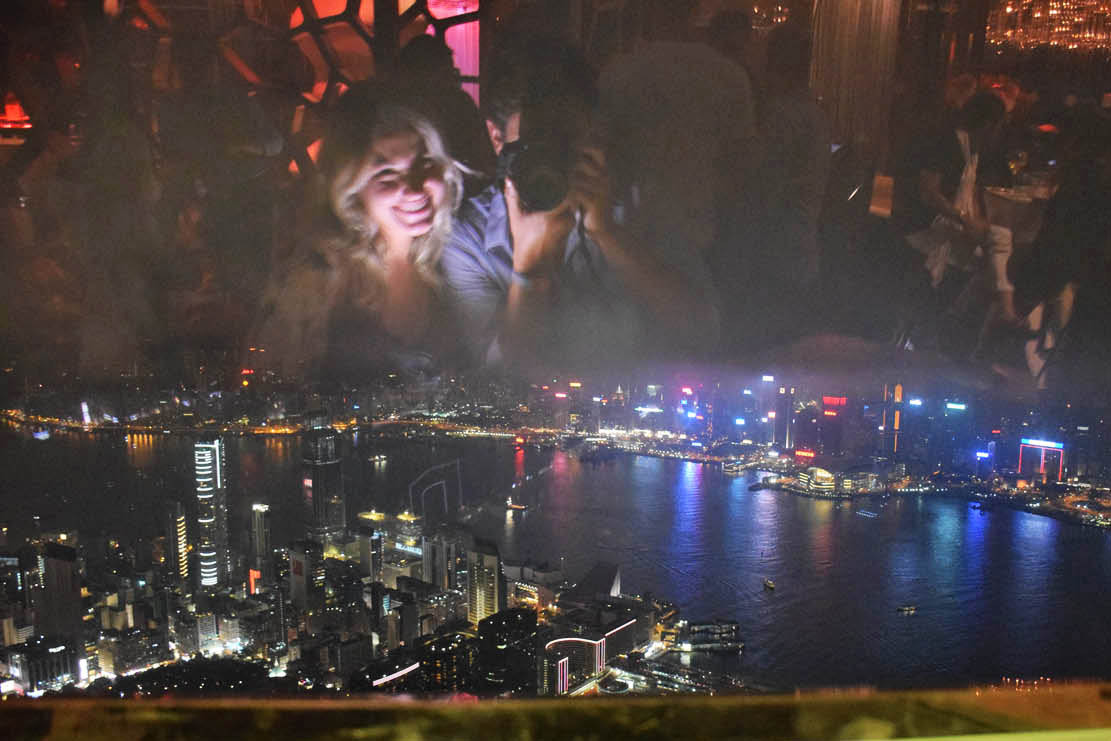 Diversão com reflexo no vidro :D Bar Ozone, Hong Kong
