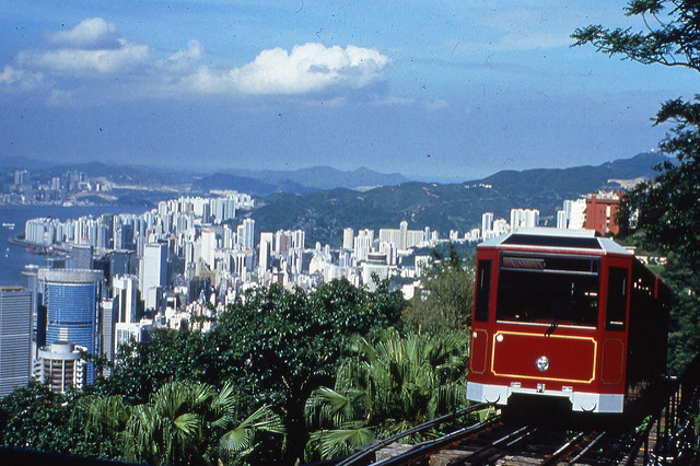 Peak Tram - funicular que chega ao Victoria Peak em Hong Kong | foto: Charles, para Flickr (CC)