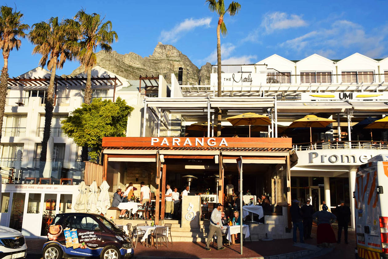 Restaurante Paranga, na orla da praia Camps Bay, na Cidade do Cabo
