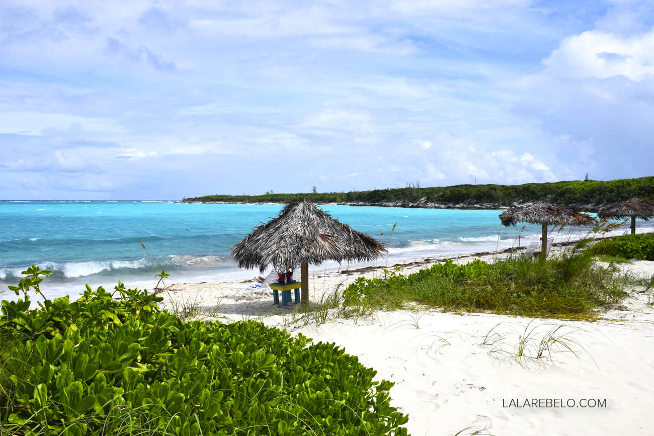 Palapas na praia do Hotel Paradise Bay em Great Exuma - Bahamas | Flamingo Bay