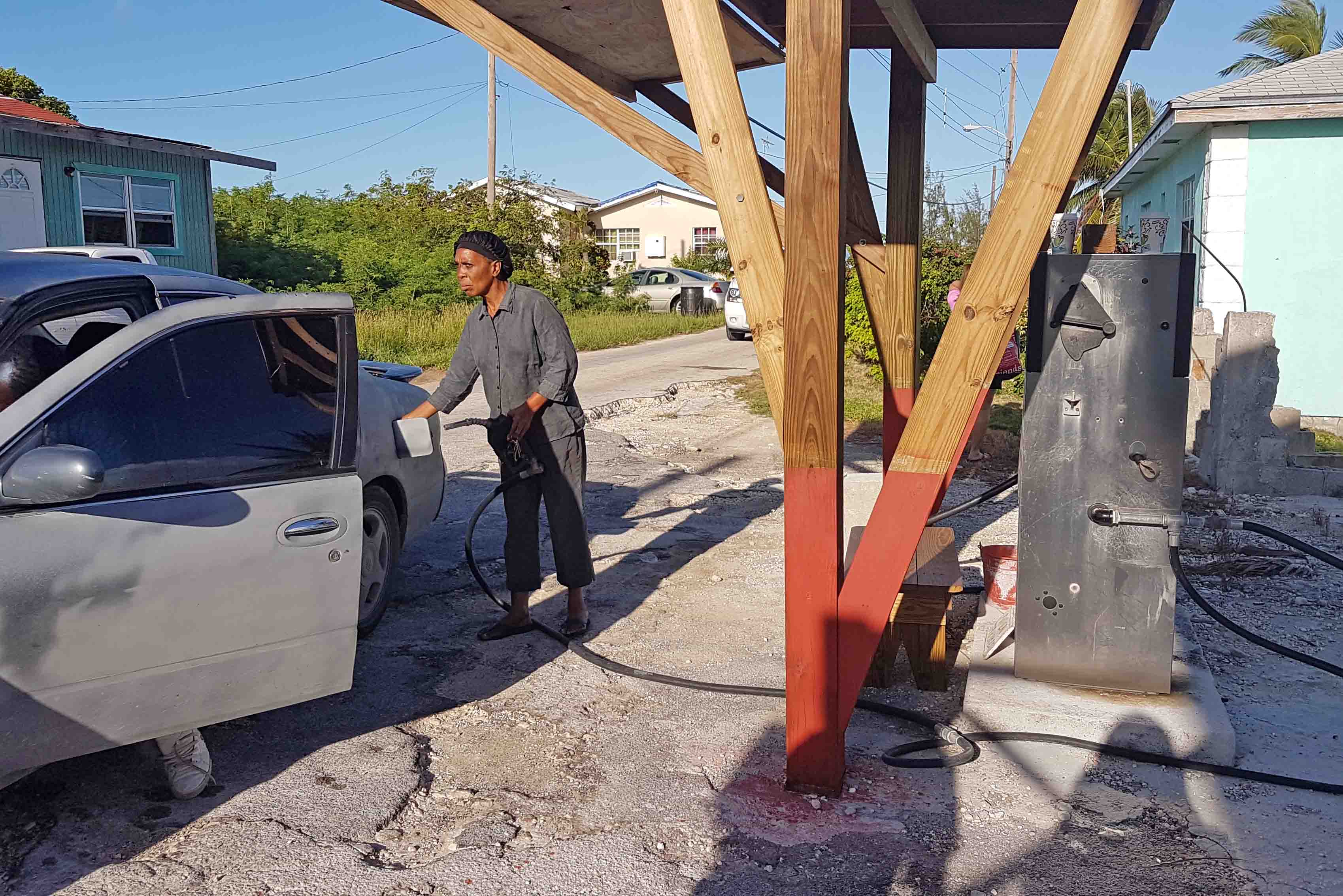 Posto de gasolina na ilha de Great Exuma, Bahamas - Tudo muito rústico!
