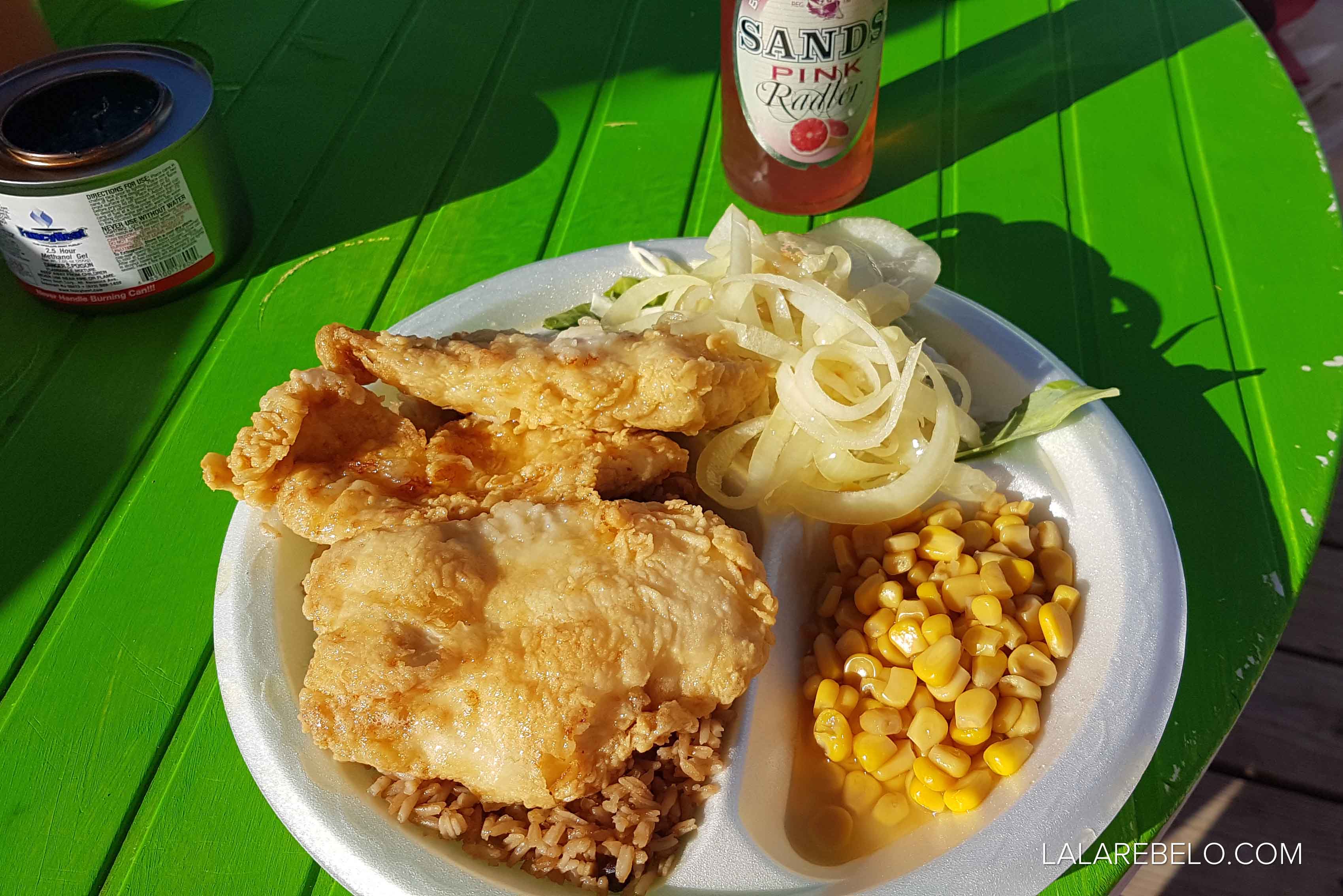 Prato típico bahamense de peixe frito e rice n' peas | Santanna's Restaurant - Little Exuma - Bahamas