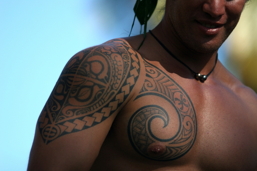 Homem com tatuagens polinésias | foto: © GIE TAHITI TOURISME – G. Le Bacon