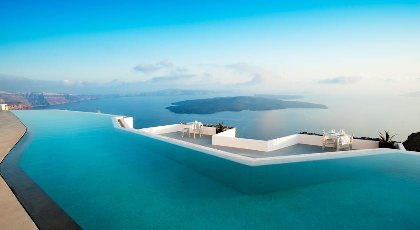 Piscina do Hotel Grace Santorini, na Grécia | foto: divulgação