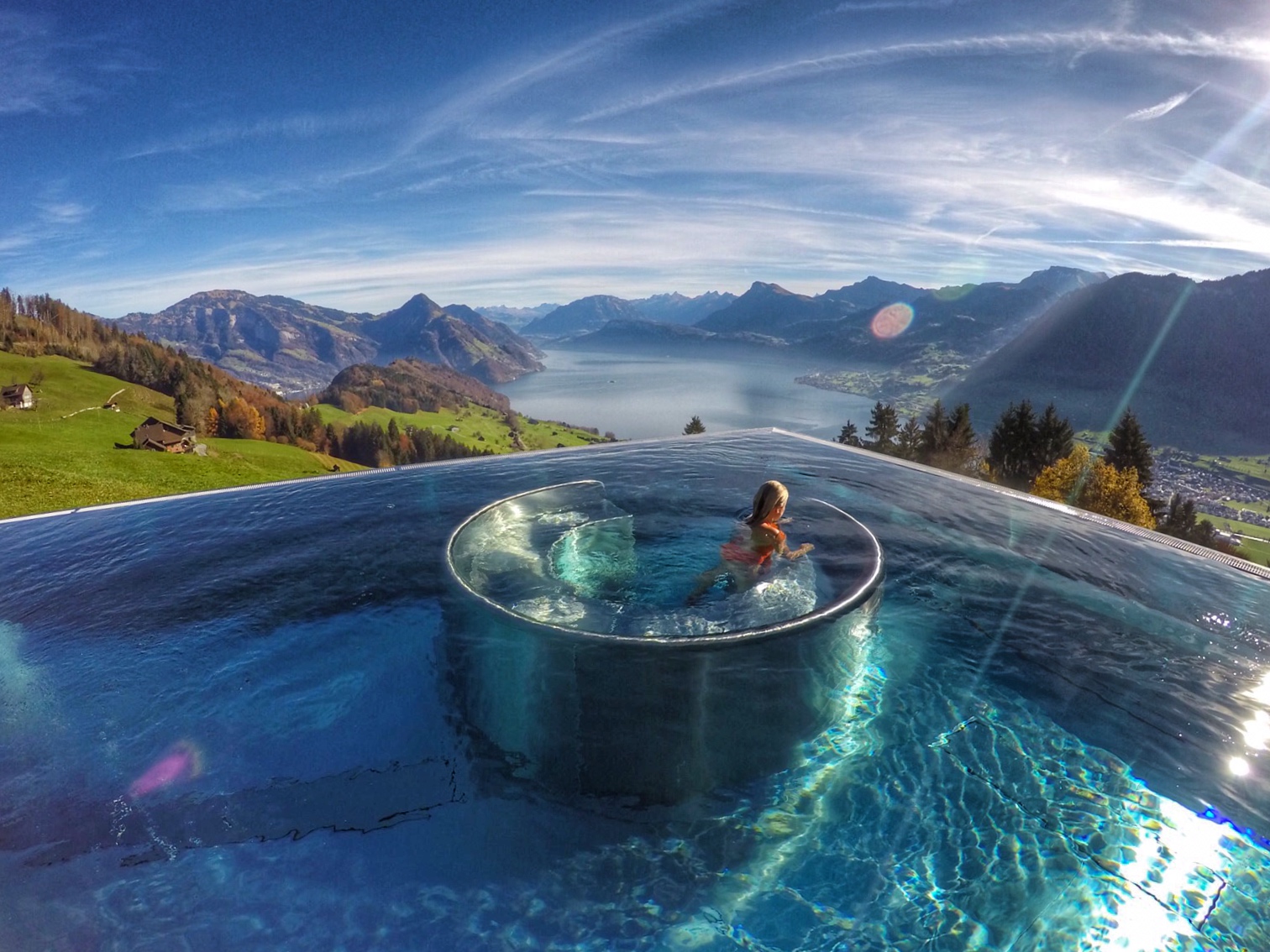 Piscina do hotel Villa Honegg com vista para os Alpes Suíços e para o Lago Lucerna | foto: Lala Rebelo
