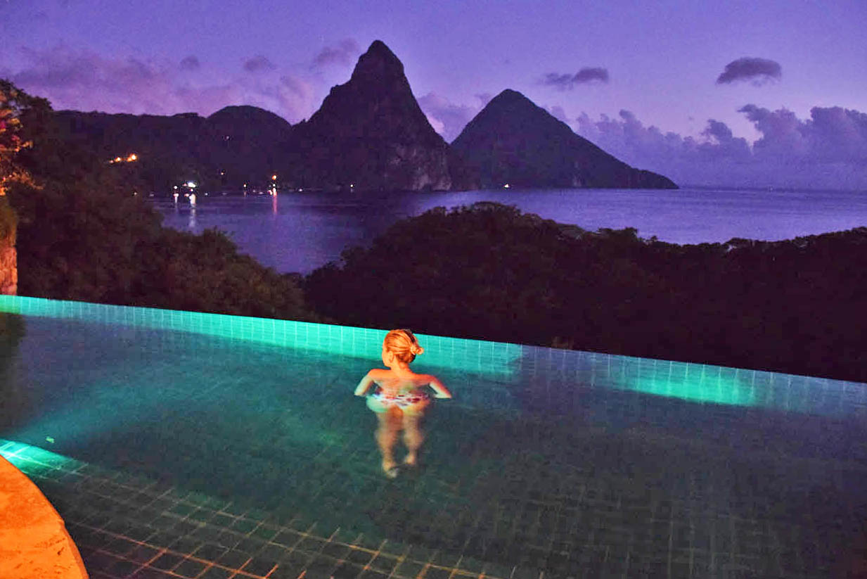 A noite, a piscina é iluminada - Jade Mountain | foto: Lala Rebelo