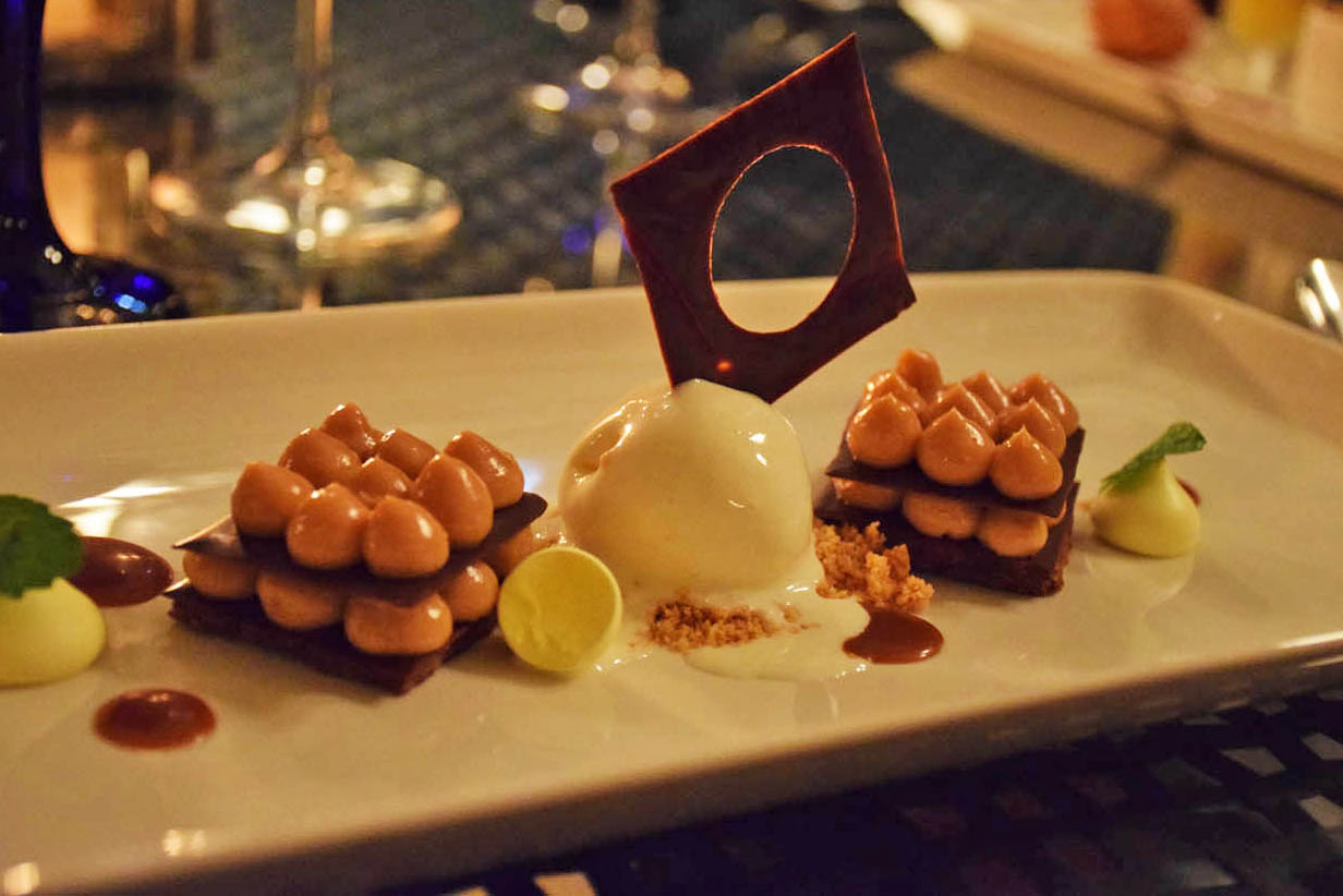 Sobremesa do jantar do Jade Mountain Club - Mil folhas de chocolate e caramelo com sorvete de canela | foto: Lala Rebelo