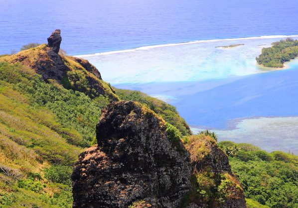 Montanhas altas e o mar azul de Huahine | foto: © TAHITI TOURISME – Lucien Pesquie