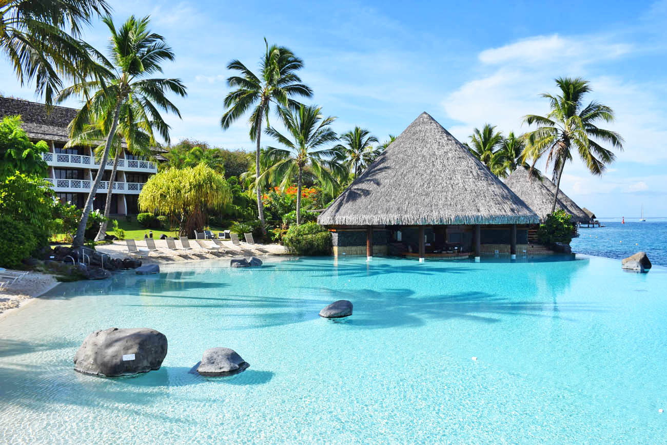 Piscina com fundo de areia do InterContinental Tahiti | foto: Lala Rebelo