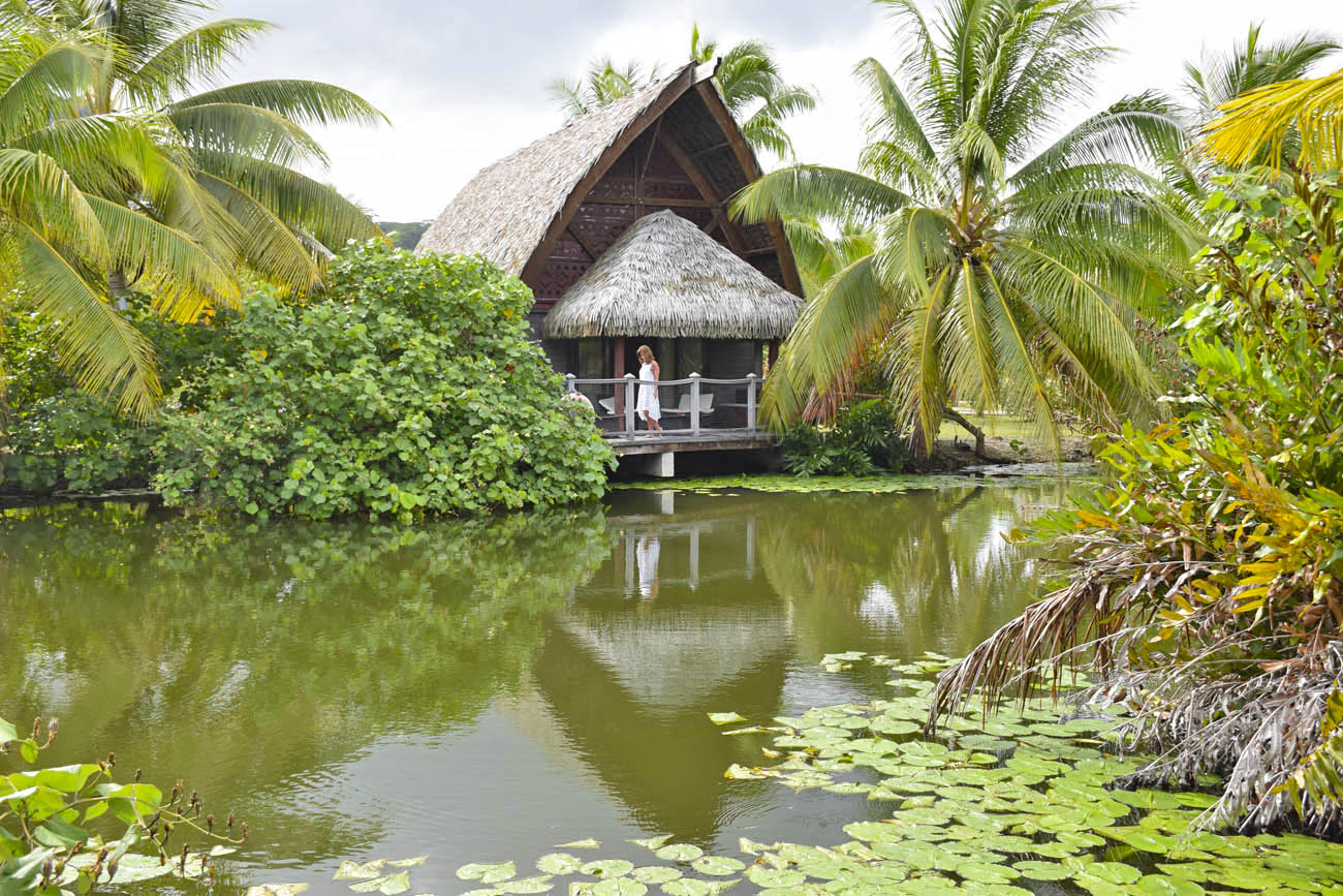 Bangalôs sobre o lago do Maitai Lapita Village, em Huahine