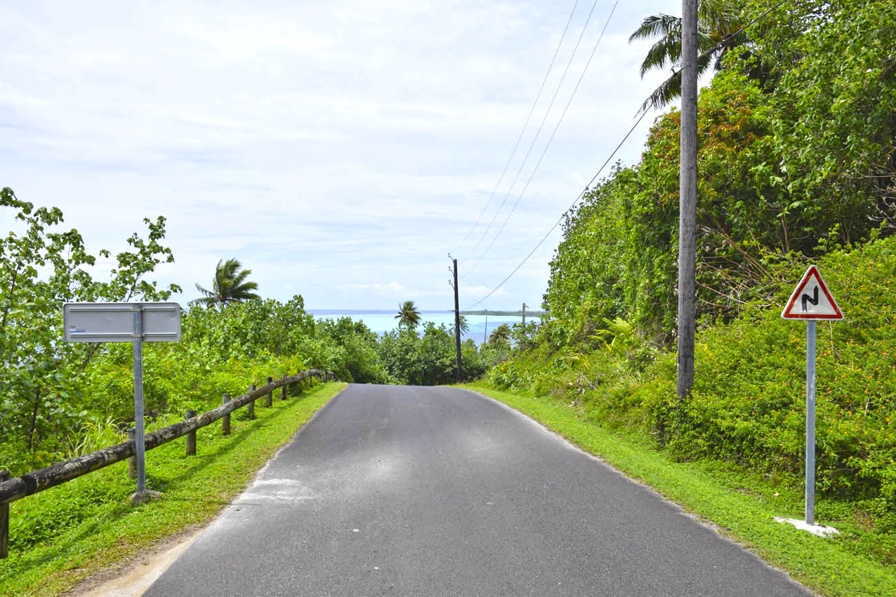 Muita paz, muito verde e um marzão azul (lá atrás!!) - Huahine| foto: Lala Rebelo
