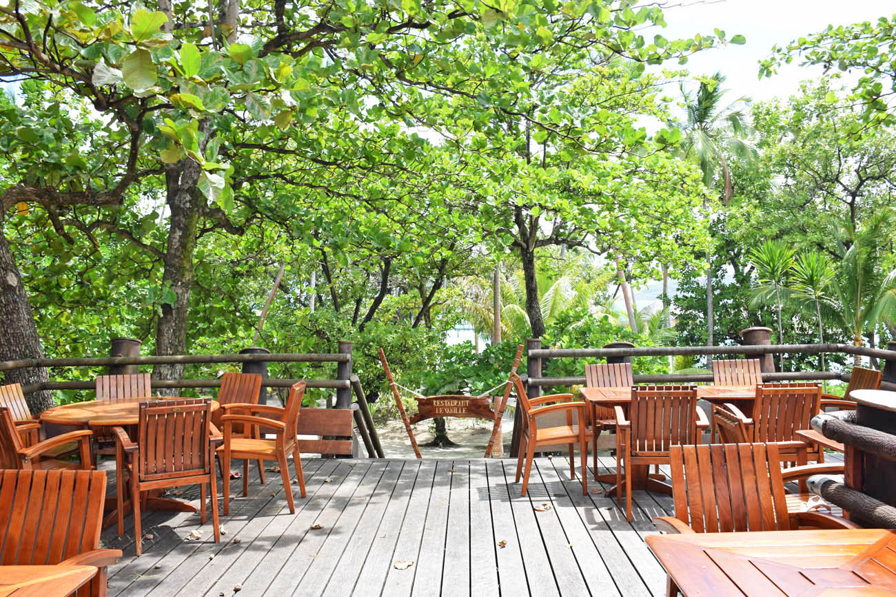 Mesas ao ar livre no Restaurante Le Vanille - Le Taha'a Island Resort | foto: Lala Rebelo