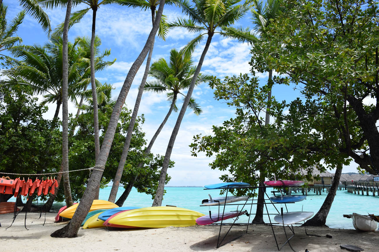 Caiaques e stand-up paddles à disposição dos hóspedes no Le Taha'a Island Resort | foto: Lala Rebelo