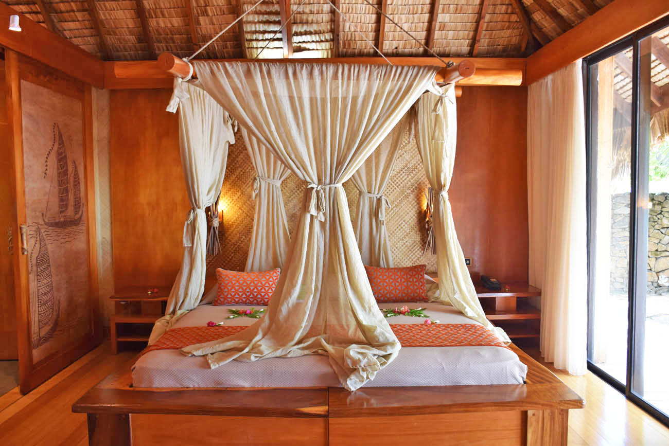 Detalhe para a cama linda de uma Beach Villa do Le Taha'a Island Resort | foto: Lala Rebelo