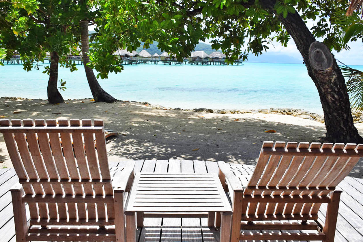 Deck na praia - Beach Villa - Le Taha'a Island Resort | foto: Lala Rebelo