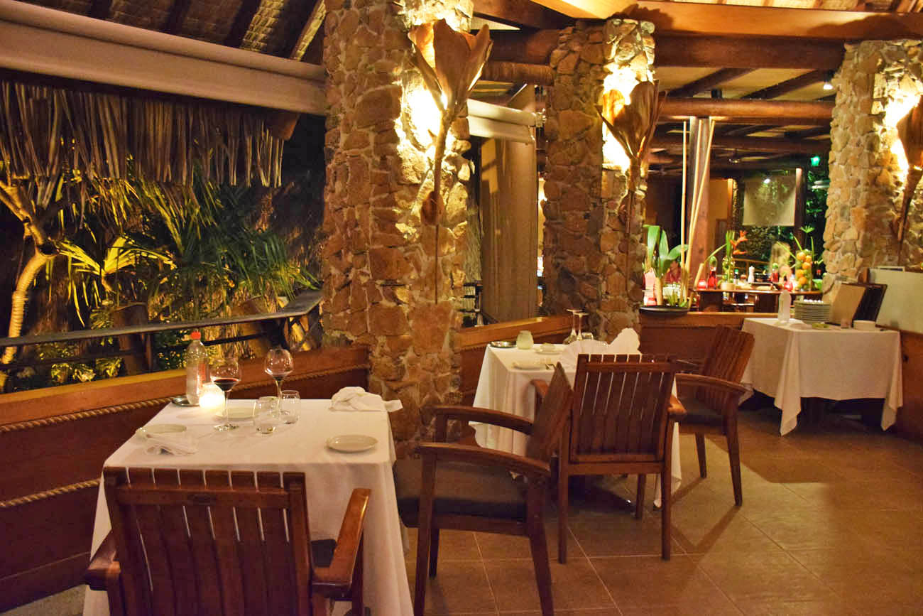 Mesas internas do Restaurante Le Vanille - Le Taha'a Island Resort | foto: Lala Rebelo