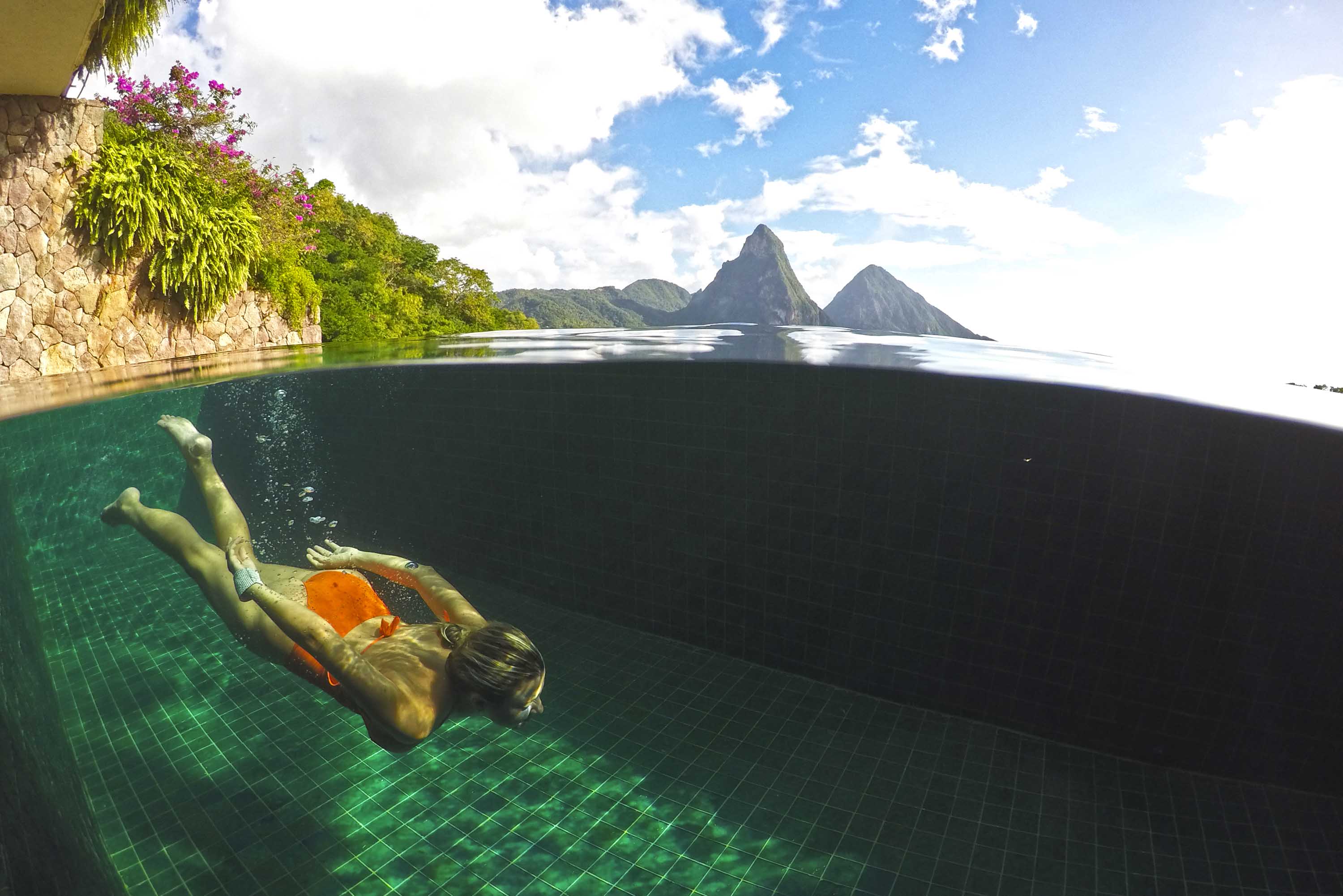 As piscinas são revestidas com vidro reciclado - Jade Mountain - St Lucia | foto: Lala Rebelo