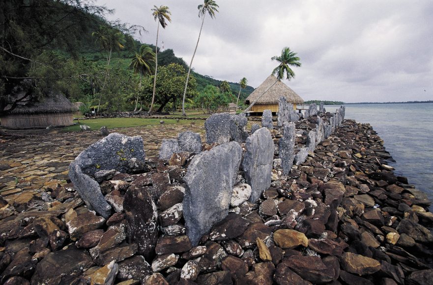Marae Maeva em Huahine | foto: © TAHITI TOURISME – tim-mckenna.com