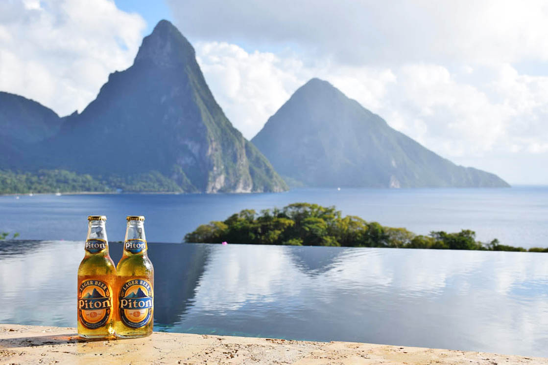 Cervejas Pitons e os Pitons atrás - Saint Lucia