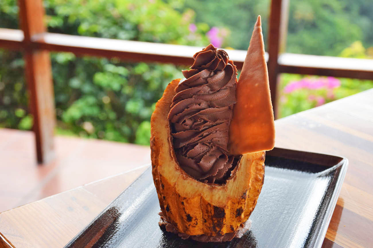 Sobremesa - mousse de chocolate no cacau - Restaurante Dasheene no hotel Ladera, em St Lucia | foto: Lala Rebelo
