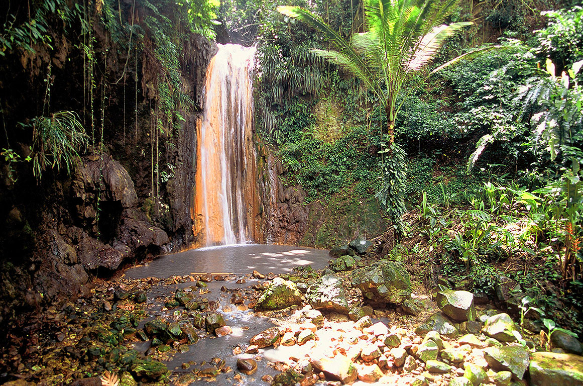 Diamond Falls em St Lucia - cachoeira com água quentinha | foto: divulgação