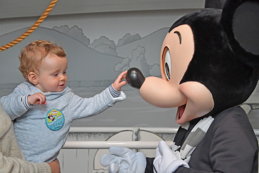 Disney com bebê - encontro com Mickey