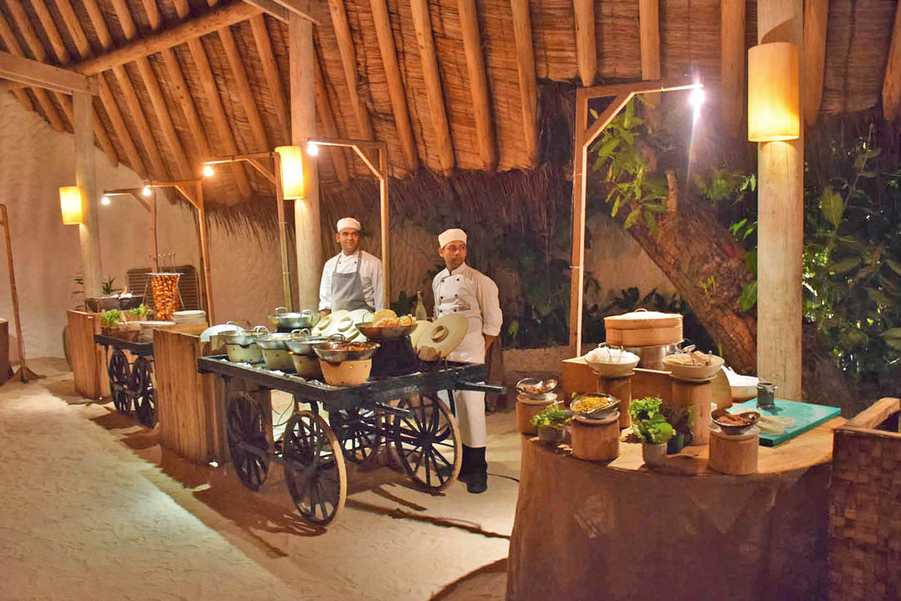 Soneva Fushi Maldives - restaurants gastronomy food - Down to Earth by Ravi buffet asian