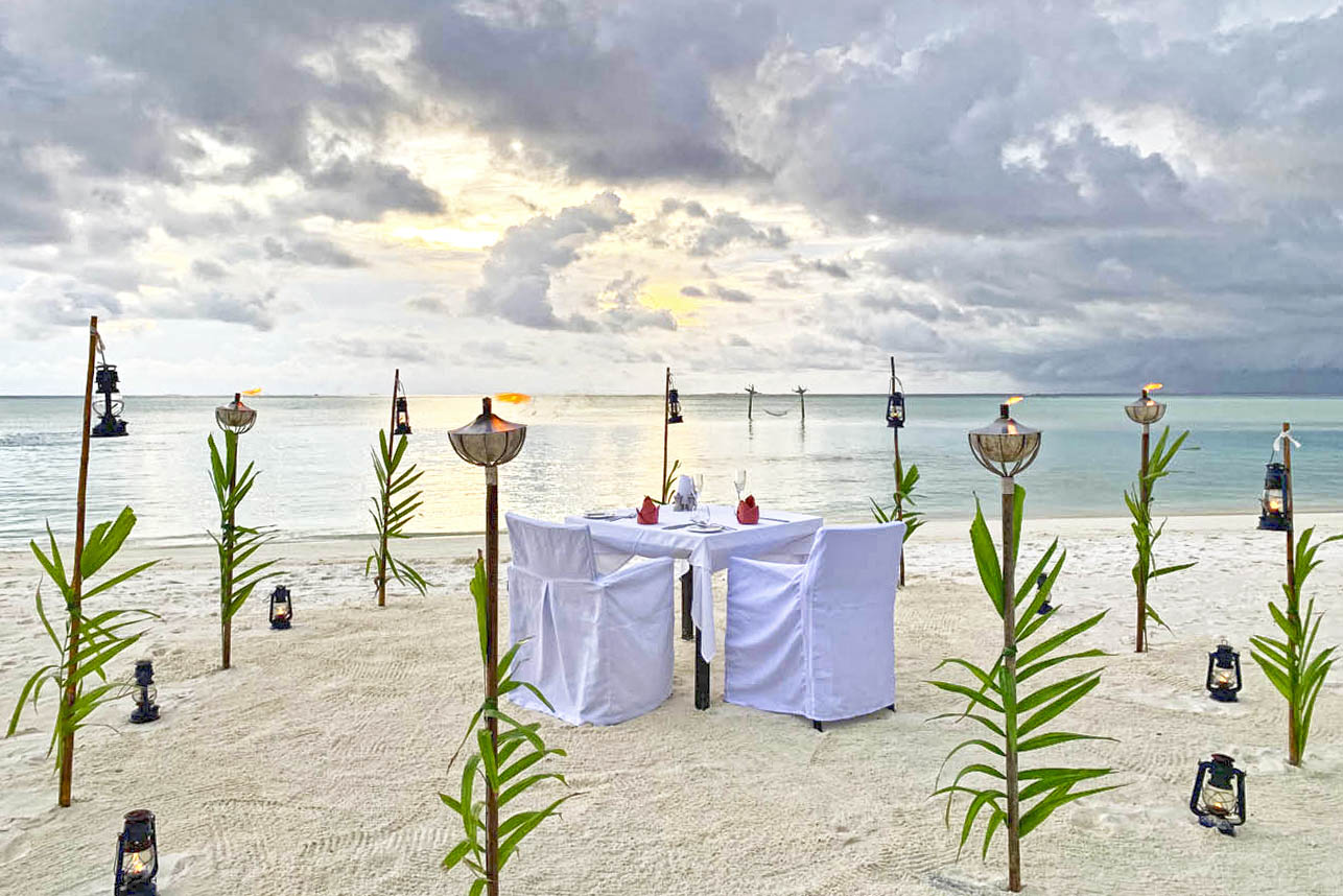 Jantares especiais na praia do Anantara Dhigu Maldivas