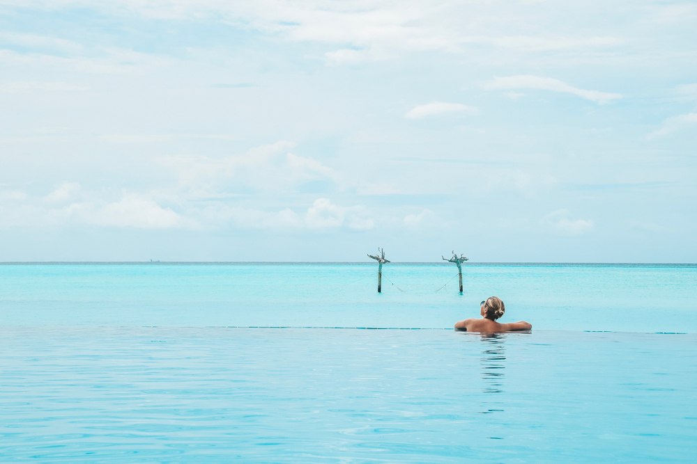Anantara Dhigu Maldivas - piscina de borda infinita